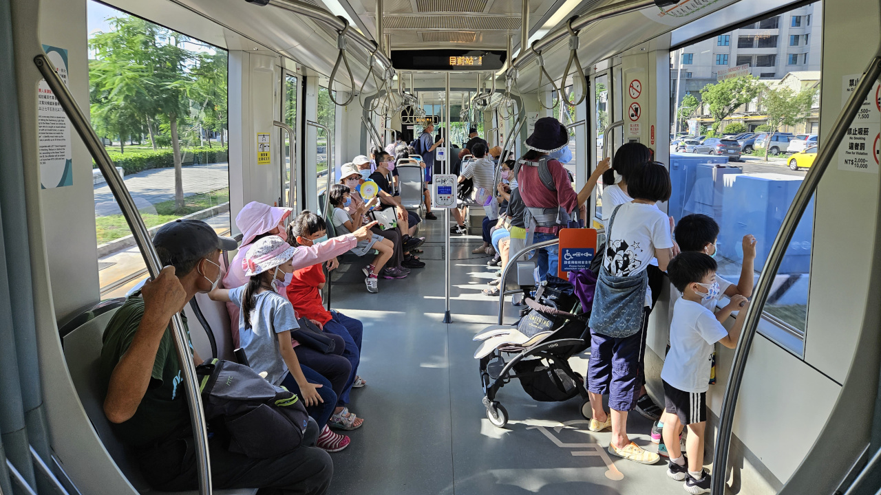 Public Transportation Makes You Understand Life Better FENQ