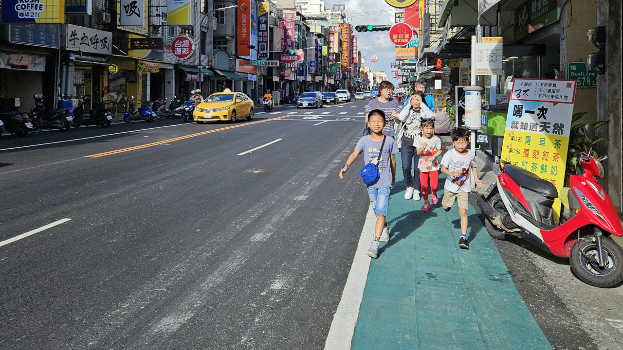 Ruilong Rd. Sidewalk