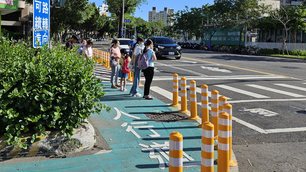 Ruilong Rd. Sidewalk