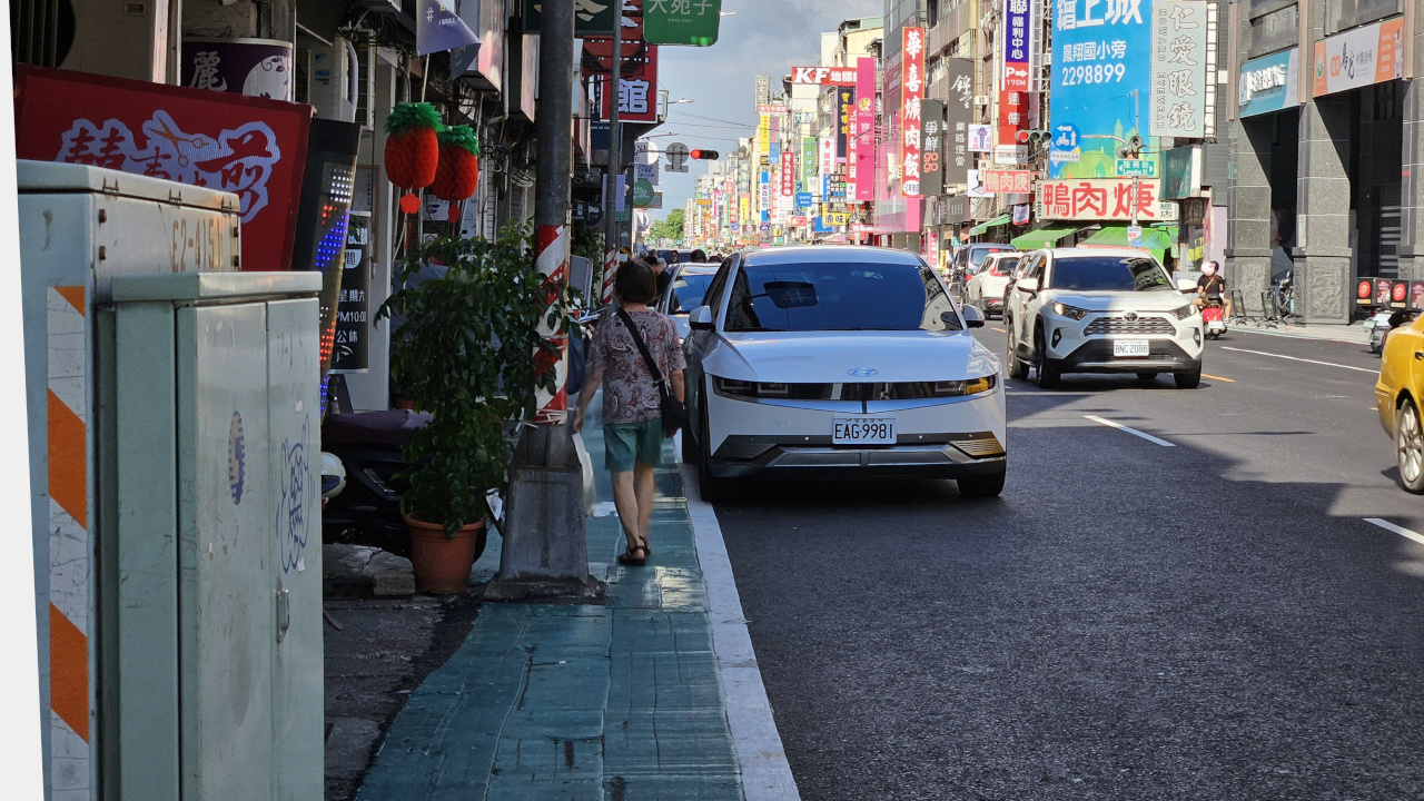 Ruilong Rd. Sidewalk