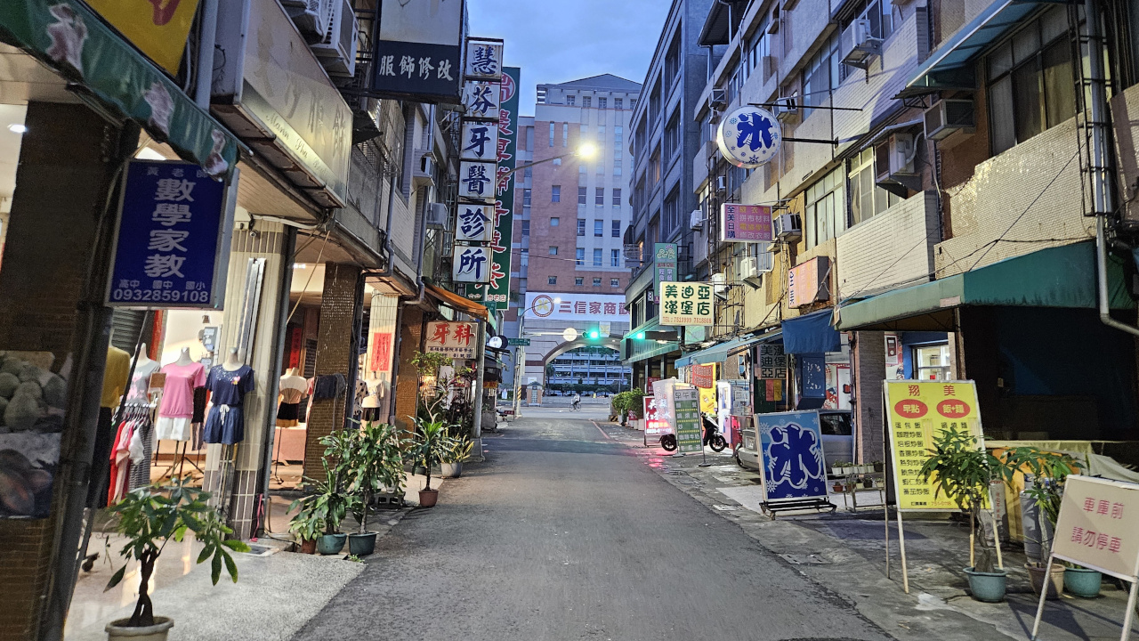 Ruilong Rd. Sidewalk