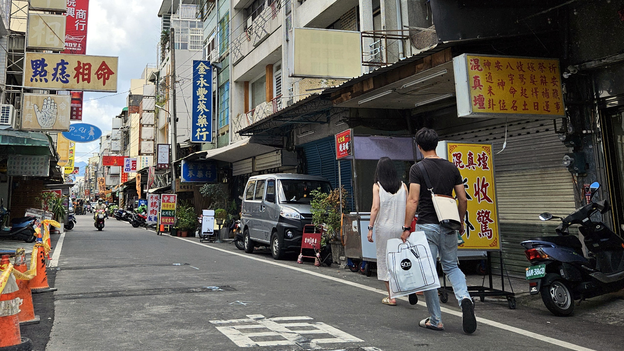 Walking in Jiayi City