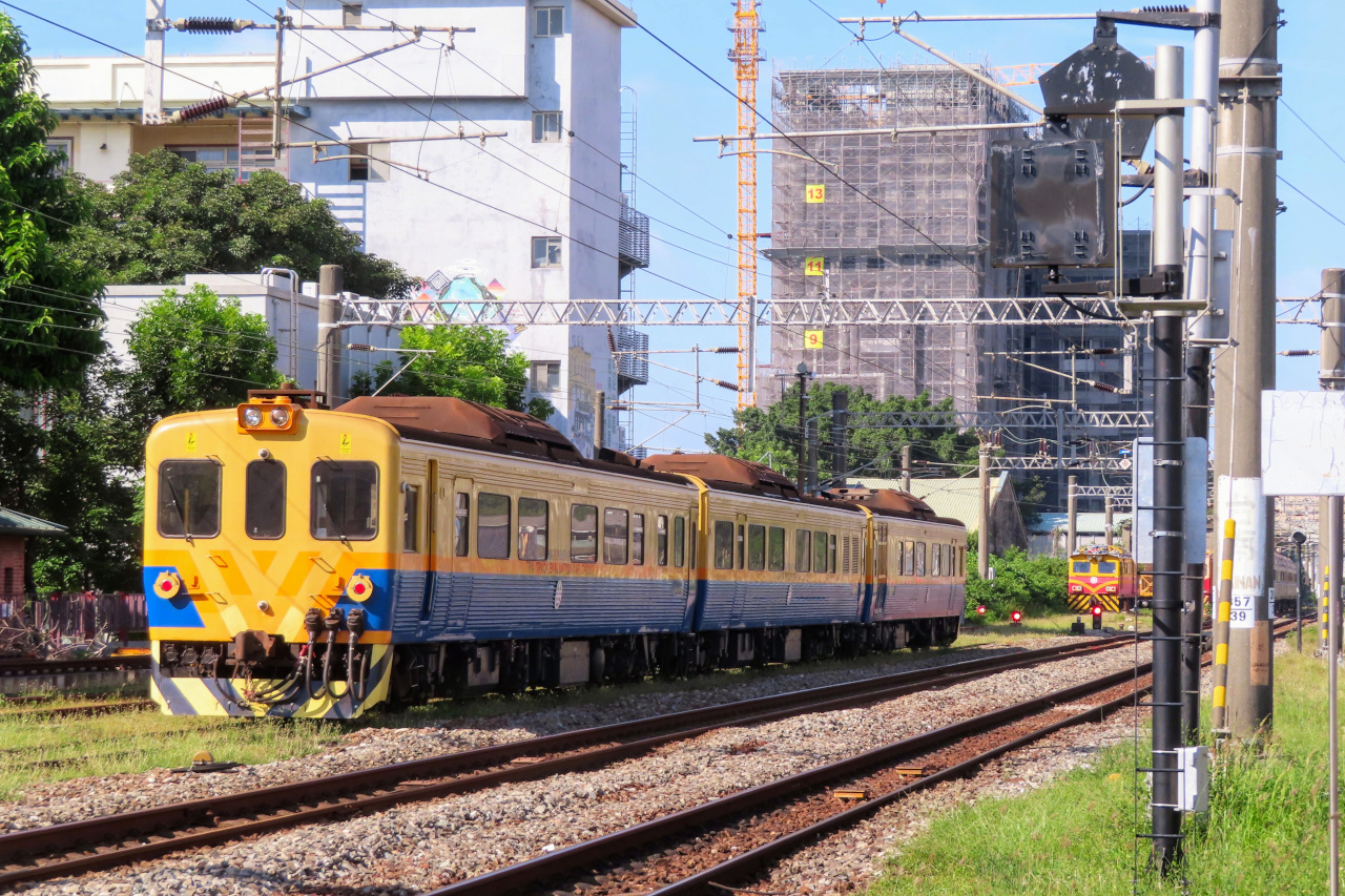 Taiwan Railway EM2800