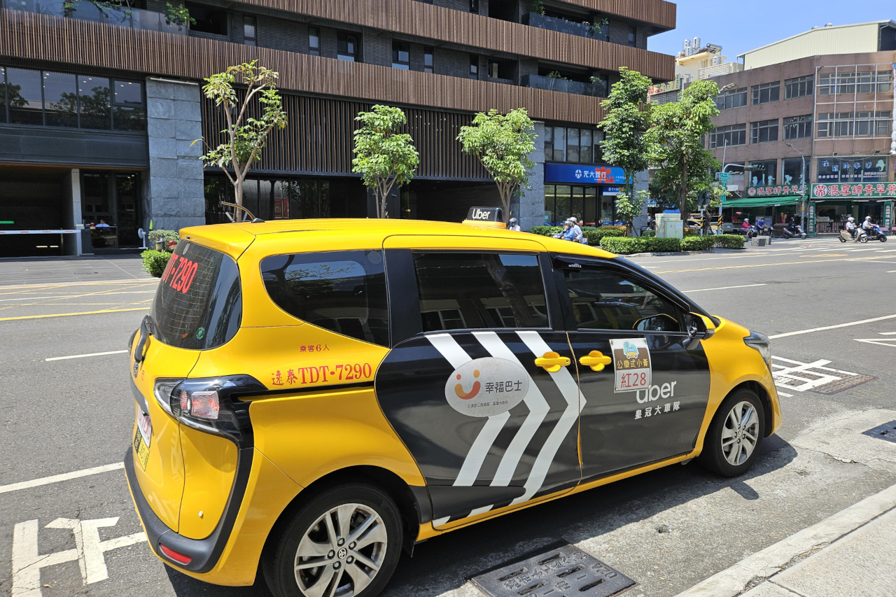 紅 28 公車式小黃