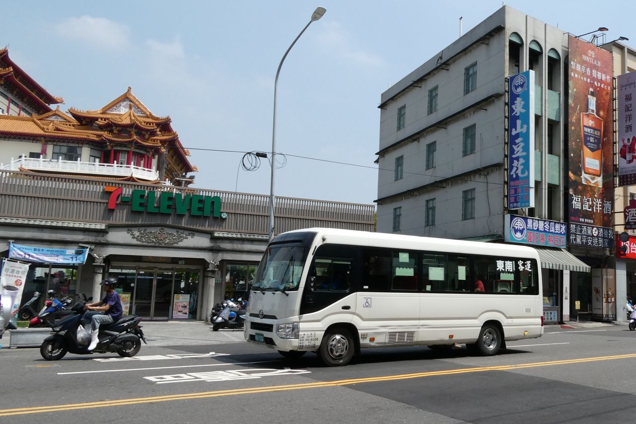 Kaohsiung City Bus Red 10 and 11